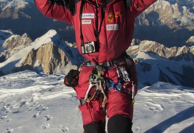 Gerlinde Kaltenbrunner ist überglücklich, den Gipfel des K2 erreicht zu haben.  Photograph: Maxut Zhumayev/National Geograph