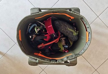 Der  Yeti Camino Carryall 35 steht da wie eine kleine Tonne