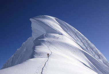 Die gigantische Gipfelwechte des Chopicalqui 6354m - Cordillera Blanca Climbing Peru -Foto: Wikipedia User:Adha65