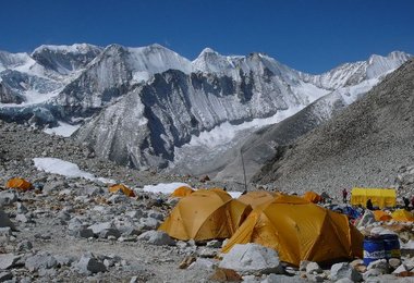 Ausblick vom Basislager auf 5650 m Richtung Chamlang Gruppe