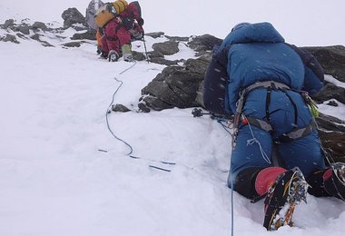 Gerlinde und Daniel im schlechten Wetter zwischen Lager III und Lager IV