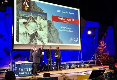 Aleš Česen übernimmt den Preis f+rErste Besteigung des Westgrates am Gasherbrum III (7.952 m) (c) Andreas Jentzsch