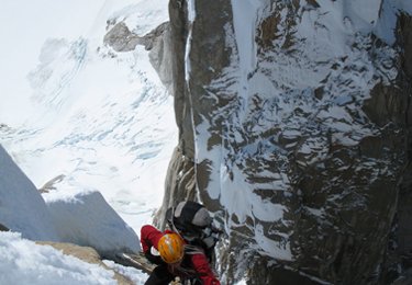 Haley in der vereisten El Arca de los Vientos in der Nordwand des  Cerro Torre