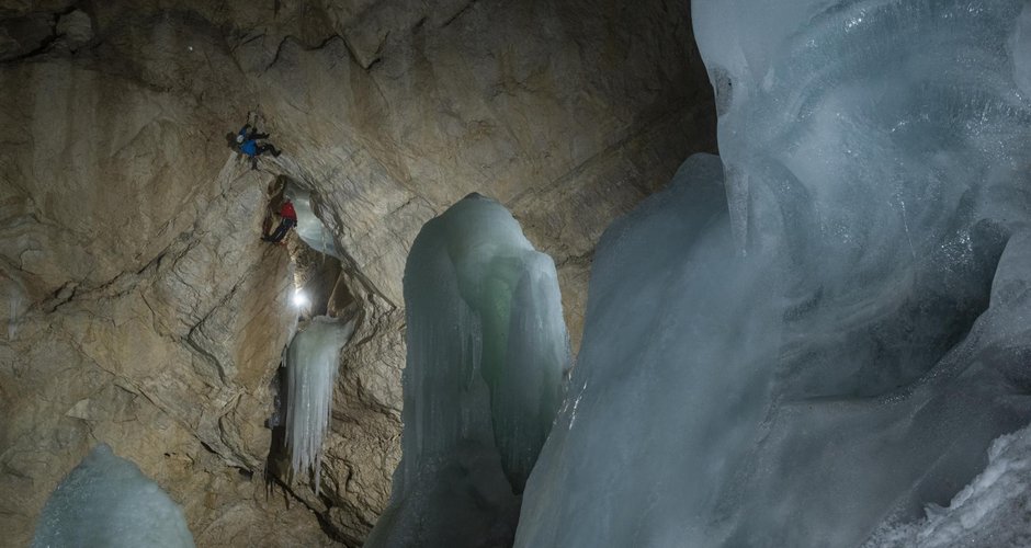 Rudi Hauser und Georg Santner in der Loser Schneevulkanhöhle (c) ServusTV/MarkusBerger/AlpineManagement