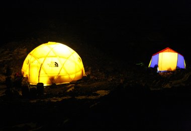 Das Basislager bei Nacht