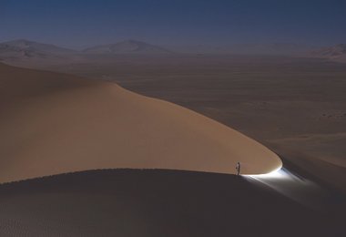 Mit einer Stirnlampe in Tassilis n'Ajjer, Sahara, Algerien; Foto Jocelyn Chavy