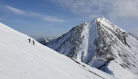 Aufstieg Richtung Sonntagskogel-Gipfel. Im Hintergrund die Ostrinne des Großen Grießsteins 