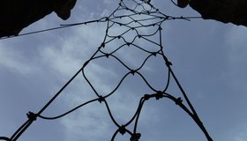 Spinnennetz über Überhang