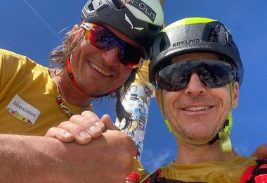 Geschafft, Alexander Scherl und Simon Gietl nach 21 Stunden und 28 Minuten auf dem Gipfel der Zugspitze; Foto: Silvan Metz