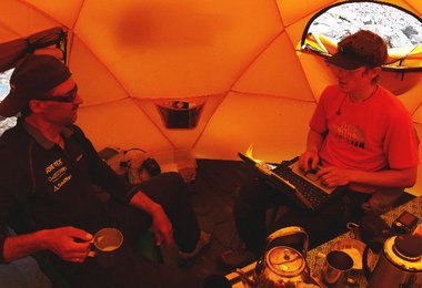 David und Ralf im Gespräch im Basislagerzelt