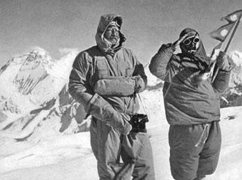 19. Oktober 1954, drei Uhr nachmittags. Von Pasangs Pickel wehen die Flaggen Nepals, Österreichs und Indiens.