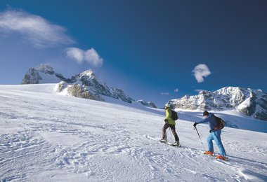 Skitouren vor dem Dachstein - Foto: Herbert Raffalt