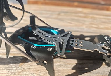 Am Hinterbacken wird das Camp Peak 12 STL Steigeisen mit versetzten Löchern verstellt.