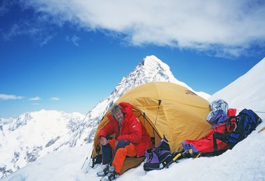 Edi Koblmüller im Lager 3 bei der Besteigung des Broad Peak (8047 m), Pakistan, 1999