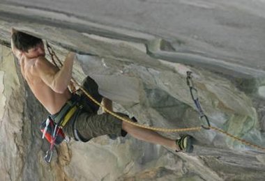 Kilian Fischhuber klettert "Underground" 11 (9a)