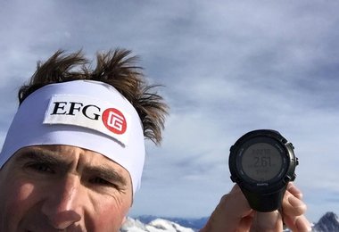 Ueli Steck auf dem Gipfel mit 2:22 auf der Uhr. Foto: uelisteck GmbH