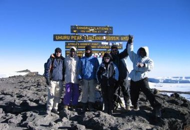 Auf dem Uhuru Peak (5895 m), den höchste Punkt Afrikas