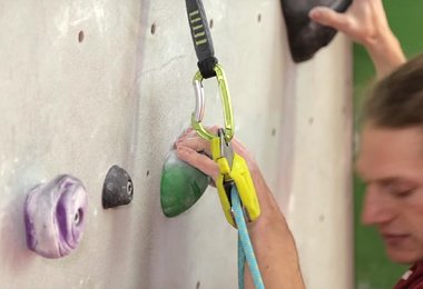 Das Edelrid Ohm an der ersten Zwischensicherung.