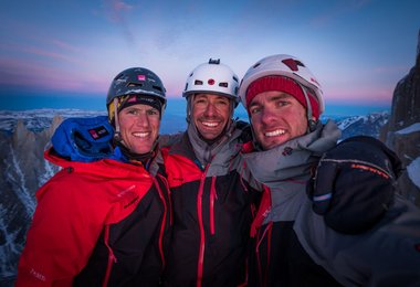 Stephan Siegrist, Ralf Weber und Thomas Senf (von links nach rechts) stehen im letzten Abendlicht auf dem Gipfel des Cerro Stanhardt, Patagonien. Foto: visualimpact.ch | Thomas Senf