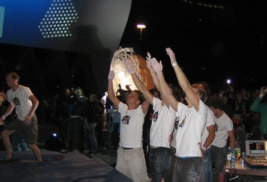 Aufgrund der großen Höhe mancher Boulder spotten die anderen Teilnehmer. Foto: Andreas Jentzsch