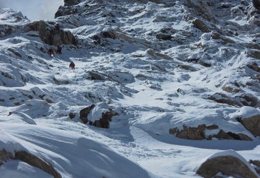 Gerlinde, Maxut und Vassiliy ascending towards Camp IV at roughly 8000m. Bild: ©R.Dujmovit