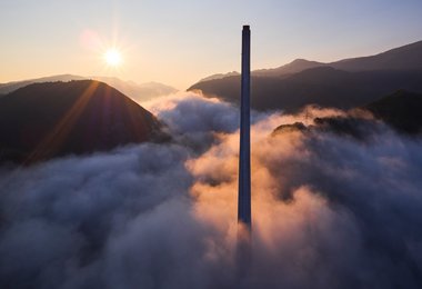 Der 360 Meter hohe Schornstein des Kraftwerks Trbovlje  (c) Jakob Schweighofer/Red Bull Content Pool
