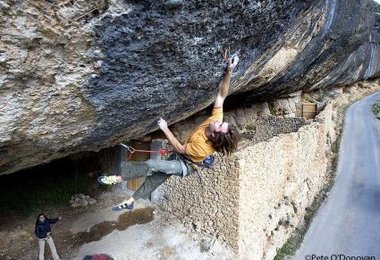Chris Sharma in seiner Route Demencia Senil (5.15a/9a+), Margalef, Spain. Photo © Pete O'Donovan