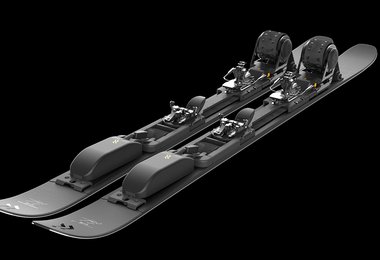 Das Paar E-Skimo Skis mit zwei austauschbare 246-Wh-Akkus mit einer Laufzeit von bis zu 3 Stunden 