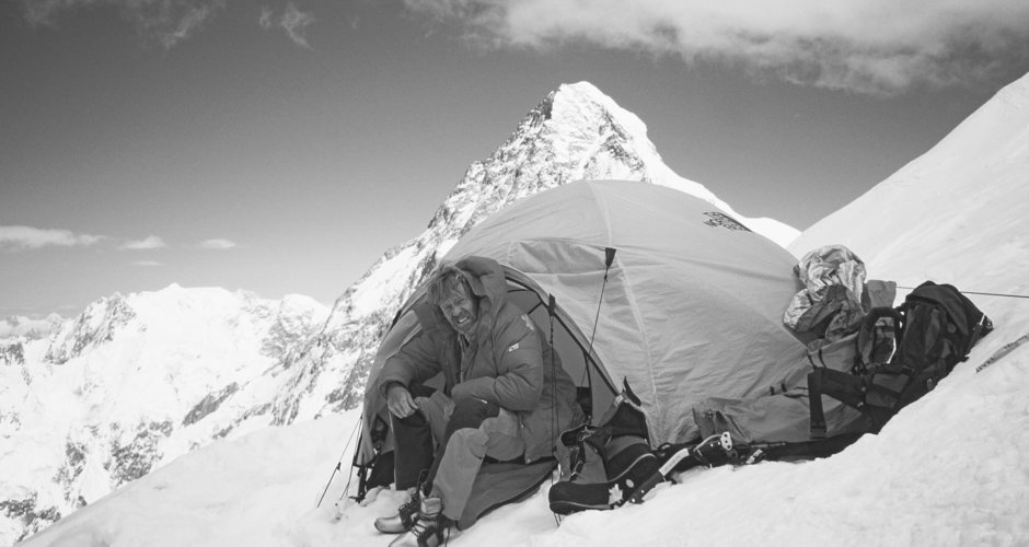 Edi Koblmüller im Lager 3 bei der Besteigung des Broad Peak (8047 m), Pakistan, 1999