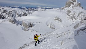 Kurz vor dem Gipfel geht es ohne Skier zu, Gipfel der Griesmauer, hinten die TAC-Spitze.