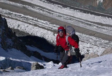 Daniel freut sich im Morgenlicht über den Tiefblick zum Godwin-Austen-Gletscher