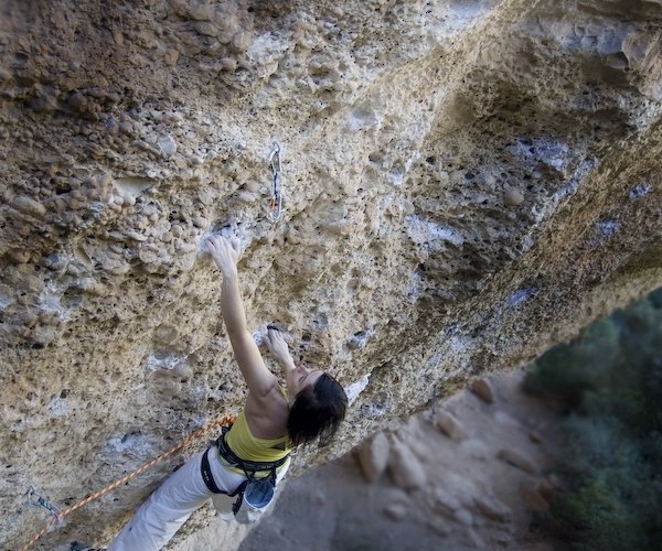 Barbara klettert eine der vielen tollen Routen in Margalef © Hannes Raudner