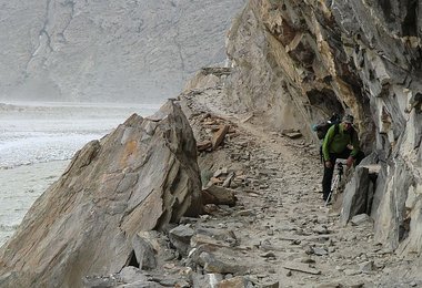 Ralf beim Filmen auf dem Weg nach Jhola © Gerlinde Kaltenbrunner
