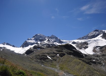 Der Höhepunkt des Programms ist die Besteigung über eine der bekanntesten Routen der Ostalpen: von der Wiesbadener Hütte über den Vermunt- und Ochsentalgletscher, in leichter Kletterei zum Gipfel des Piz Buin (3312 m). (Foto: TVB Paznaun-Ischgl)