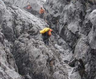 Abseilen im Regen