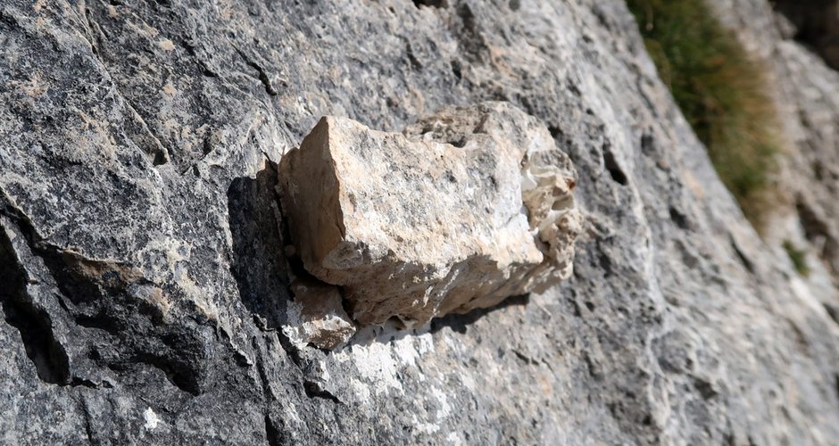 Einer der Griffe in der sog. "Schwarzen Platte" am Sas Bece Westgrat.