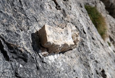 Einer der Griffe in der sog. "Schwarzen Platte" am Sas Bece Westgrat.