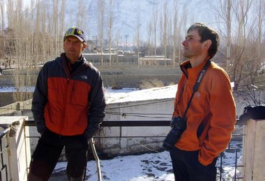 Simone Moro und Leonard Low in Skardu (20.1.)