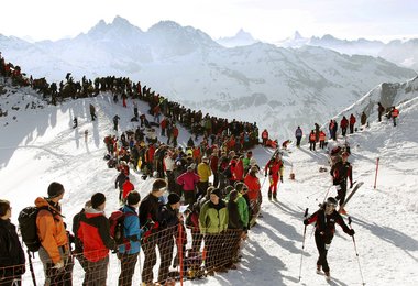 Über 10.000 Zuschauer säumen die Strecke, auch auf den Gipfeln Bild: www.pdg.ch