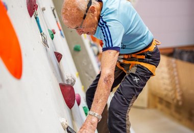 Leo Graf beim Klettern in der Kletterhalle Wien