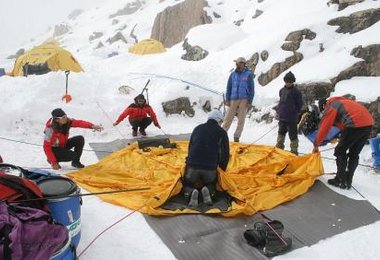 Ausbau des Basislager bei Aufklaren