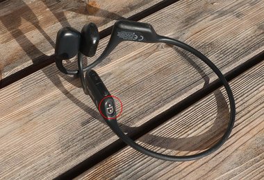 Im roten Kreis der Ladeanschluss der Shokz Openrun Pro Knochenschall Kopfhörer
