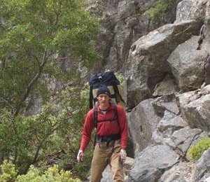 Gerhard steigt mit dem Haulbag ab