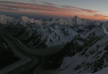 Aufziehende Bewölkung von Südwesten über dem Karakorum Foto: Daniel Bartsch