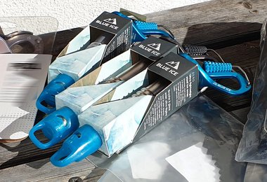 Die Blue Ice Eisschrauben werden mit guten Gewindeschutzkappen (innovativer blauer Stöpsel) geliefert