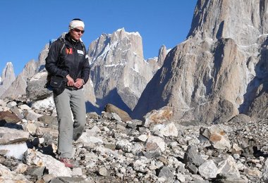 Gerlinde Kaltenbrunner auf dem Baltoro Gletscher vor den Trango Towers