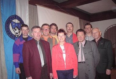 Das Team (hinten) mit den Sponsoren und Vereinsfunktionären (vorne)