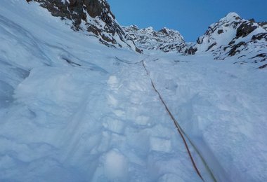 Schee- und Eismix in der Wand. Foto: Strabag Alpinteam