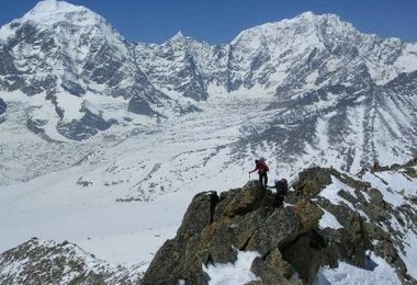 Am Gipfelgrat unseres Akklimatisationsberges Foto © H.Takeuchi