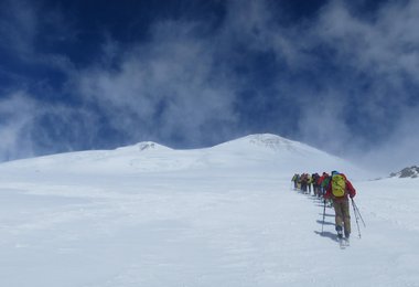 Skitaufstieg bei den Pastuchow-Felsen (4.700 m)